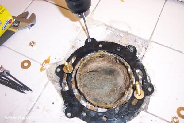 Toilet-Repair-how-to-replace-a-broken-flange-4