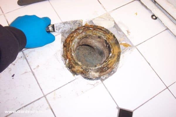 Toilet-Repair-how-to-replace-a-broken-flange