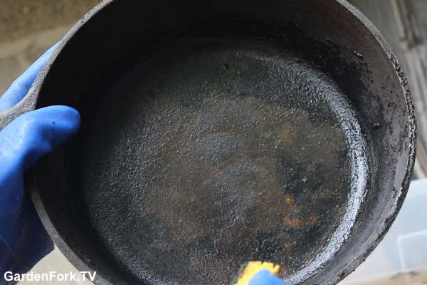 Cleaning cast iron with a battery charger