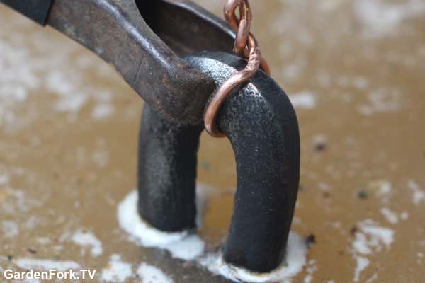 Cleaning cast iron with a battery charger