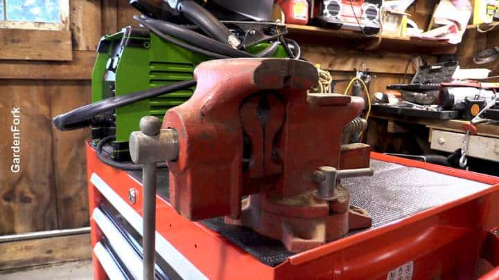 Tool cart vise